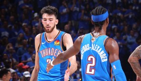 火箭队核心球员赛季报销 5000万合约泡影，球队前景堪忧策略待调整